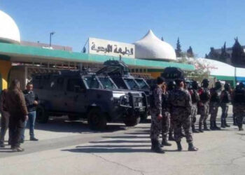 الأمن: ضبط 42 شخصاً شاركوا بمشاجرة وقعت داخل الجامعة الأردنية أثناء مغادرتهم