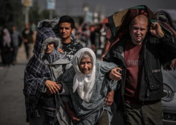 العدوان والحصار يحرمان كبار السن بغزة من حقهم في الغذاء والدواء
