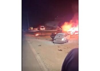النيران تلتهم مركبة بعد حادث تصادم مروع على طريق الهاشمية
