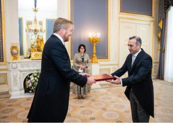 السفير القاضي يقدم أوراق اعتماده لملك هولندا