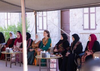 الملكة رانيا العبدالله تزور معان وتلتقي مستفيدين من منح التمكين الاقتصادي