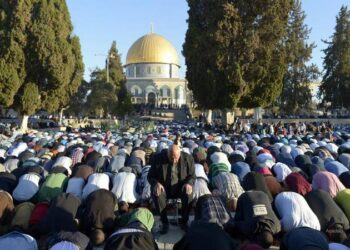 عشرات الآلاف يؤدون صلاة الجمعة في المسجد الأقصى