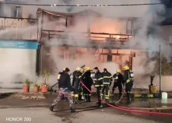 الدفاع المدني يخمد حريقا بساحة خارجية تحتوي مواد بلاستيكية في إربد
