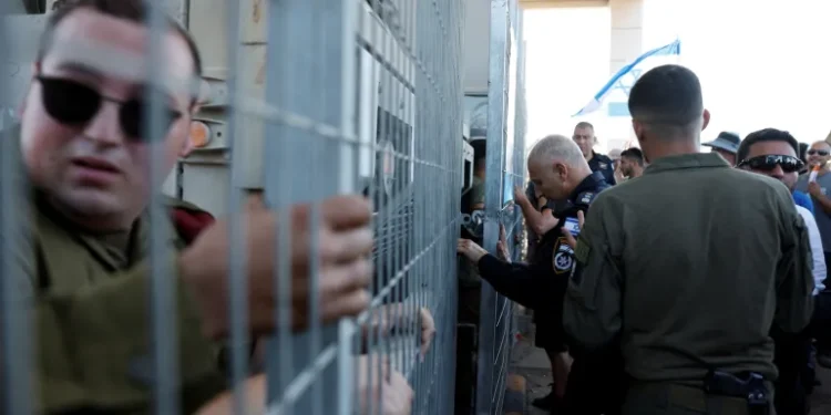 بعد عزلها من منصبها.. وزير دفاع الاحتلال يتوعد المدعية العسكرية الإسرائيلية