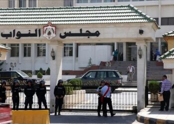 مشاجرة وضرب بالأيدي بين نائبين في أروقة المجلس