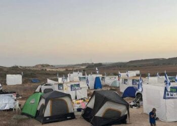 مستوطنون يمينيون ينصبون مخيما على بعد مئات الأمتار من غزة
