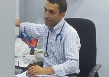 طبيب الفقراء في البقعة يروي تفاصيل الاعتداء عليه