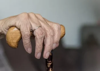 ستينية تكشف فظائع ابنها المدمن.. مزع رقبتي وعذبني وحول حياتي إلى جحيم