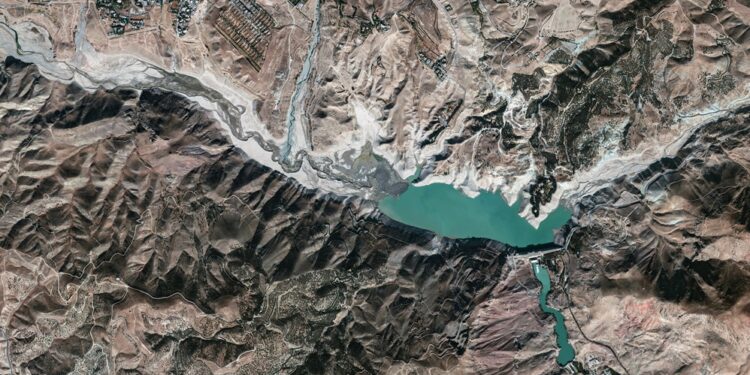 الصنابير تجف في طهران مع تفاقم أزمة المياه وتحذير بأخلاء السكان