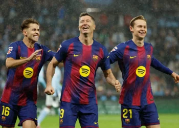 هاتريك ليفاندوفسكي يقلّص الفارق لبرشلونة مع ريال المتعثّر في الدوري الإسباني