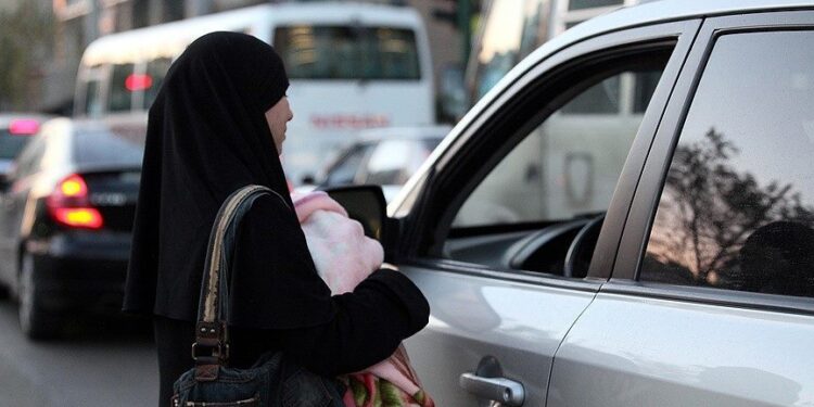 سجن سائق حكومي حول وظيفته في مكافحة التسول إلى شبكة اتجار بالبشر