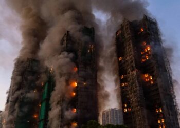 وفاة وإصابة 28 شخصًا بحريق هائل في مجمع سكني بهونغ كونغ