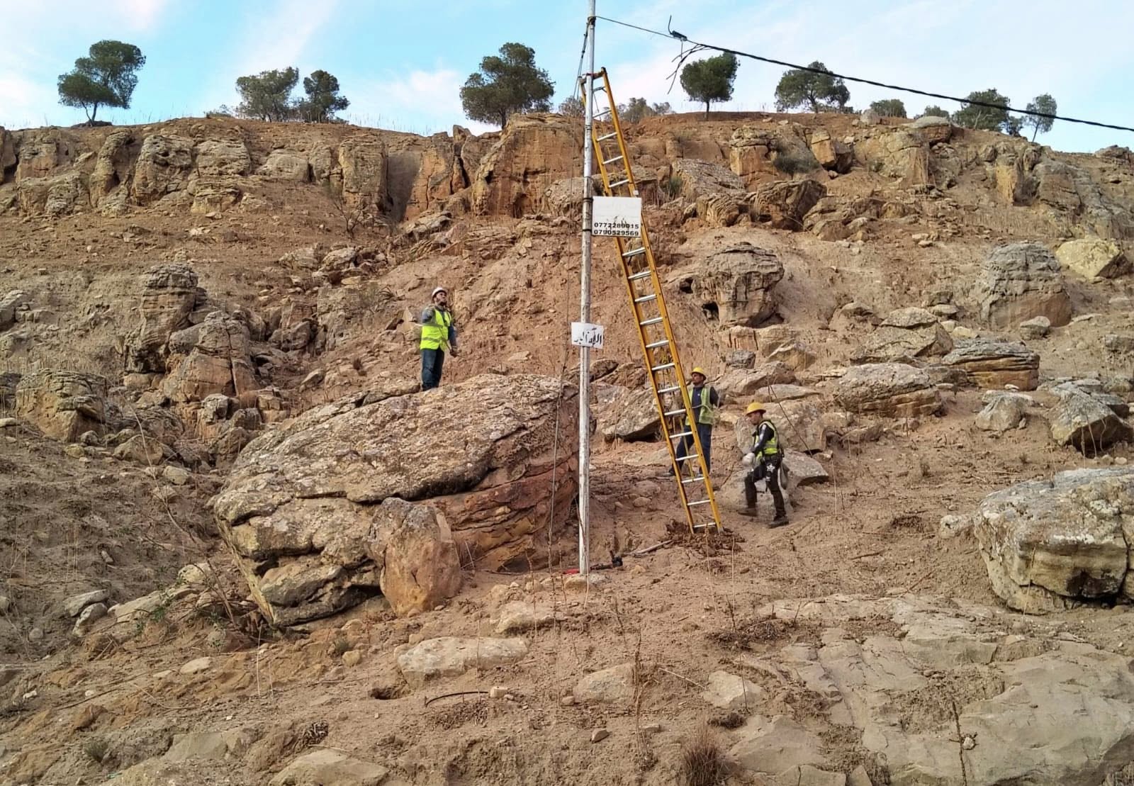 كهرباء إربد تُعالج خطورة عامود آيل للسقوط في جرش