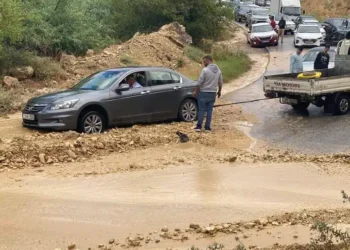 انجرافات كبيرة تُغلق طريق وادي شعيب وعشرات المركبات عالقة