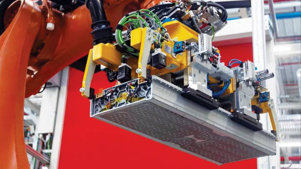 ترخيص 3 شركات خاصة لجمع بطاريات السيارات الكهربائية المستهلكة