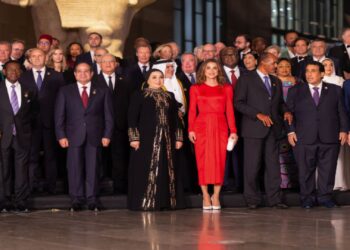 مندوبة عن الملك، الملكة رانيا تحضر افتتاح المتحف المصري الكبير