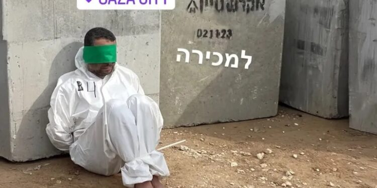 فلسطيني للبيع .. صور استفزازية تكشف وحشية جنود الاحتلال بغزة