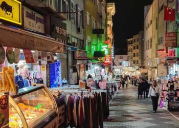 شارع مطاعم في إسطنبول يخلو من روّاده بعد وفاة عائلة بـ تسمم مشبوه