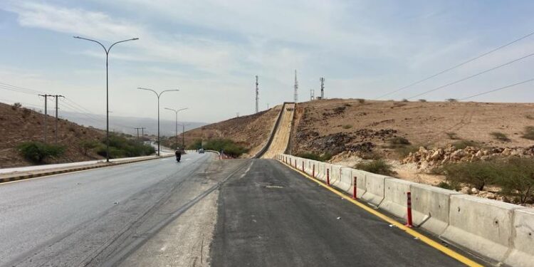 الأشغال تُنهي إنشاء ثلاثة مهارب نجاة على طريق العدسية