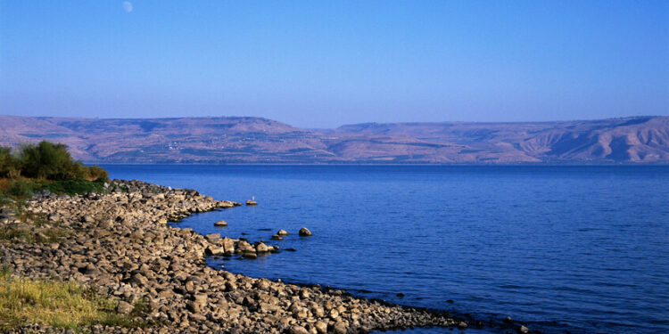 الاحتلال يدشّن مشروع لضخ مياه المتوسط في بحيرة طبريا لرفع منسوبها