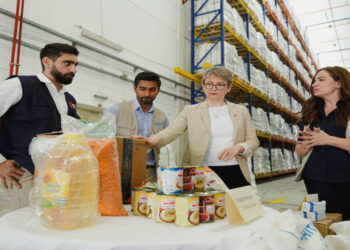 الخارجية البريطانية: المستودعات الأردنية مليئة بالمساعدات لغزة