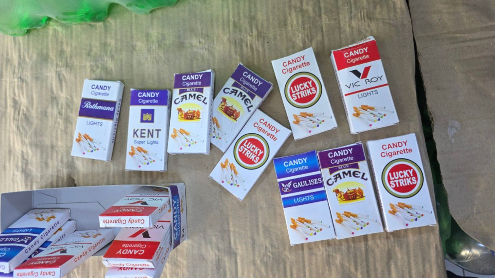 إغلاق بقالة بعد ضبطها تبيع علكة مخالفة على شكل سجائر