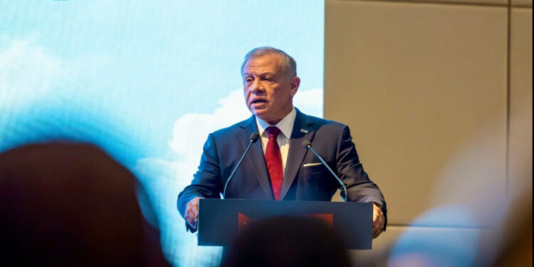 الملك يجتمع بممثلين عن شركات فيتنامية رائدة في قطاع المحيكات