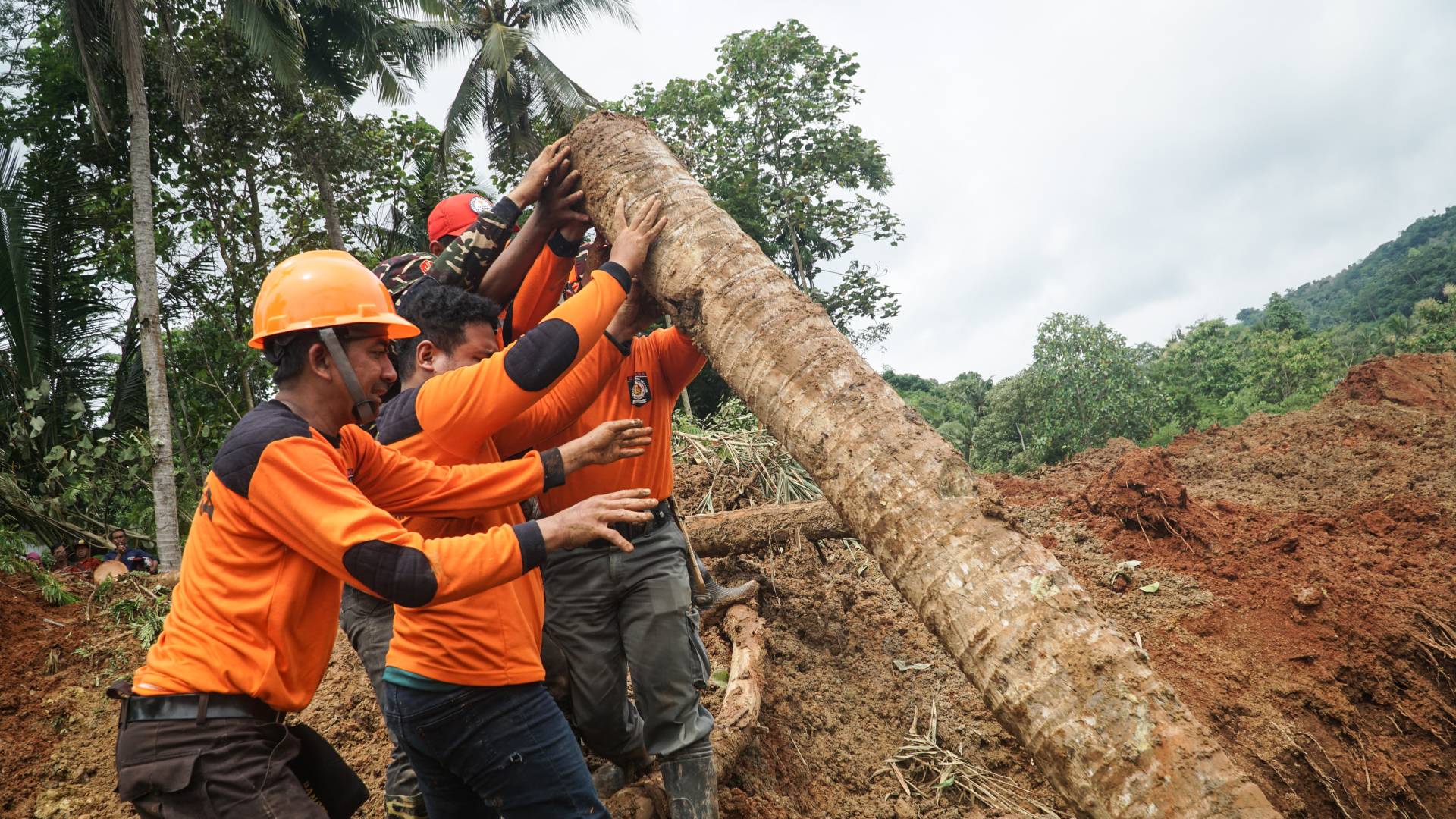 قتلى ومفقودون إثر انزلاق تربة مدمر في إندونيسيا