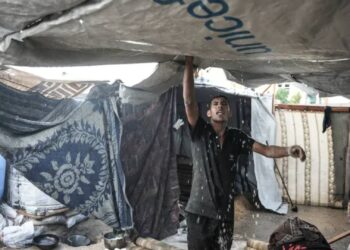 الدفاع المدني بغزة يحذر النازحين في الخيام من مخاطر المنخفض