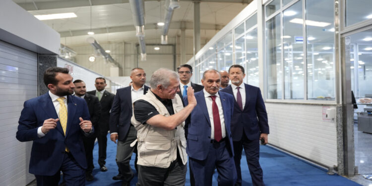 الملك يزور منشآت صناعية في القسطل توفر أكثر من 1650 فرصة عمل