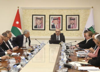 الحكومة تبحث خطط تطوير جسر الملك حسين وتعزيز كفاءة المراكز الحدودية