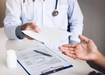 جنايات عمان تدين أربعينيا وعشرينية بتهمة تزوير وثائق جامعية