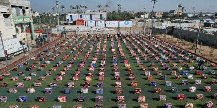 الحملة الأردنية توزع 600 بطانية على عائلات بغزة