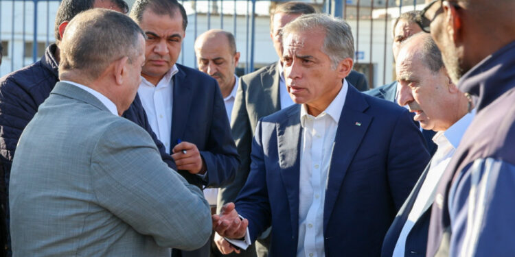 رئيس الوزراء يوجه بإجراء صيانة شاملة للملعب البلدي في منطقة جناعة