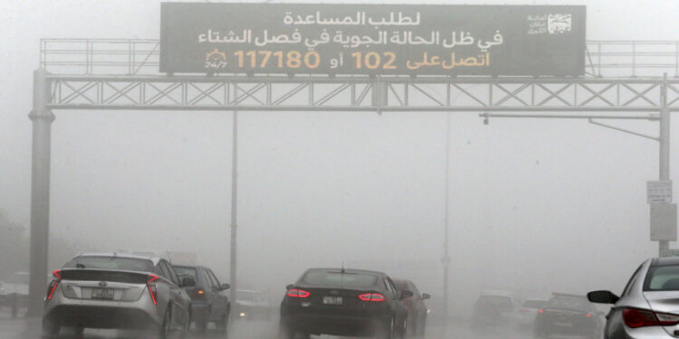 تطورات الطقس.. إعلان الطوارئ في عمان وسيول جارفة بمناطق بالجنوب