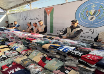 الحملة الأردنية توزّع 1600 طرد كسوة شتوية للأطفال ضمن حملة الشتاء في غزة