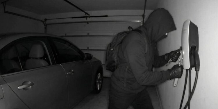 الكاميرات ترصد التفاصيل .. لص يستهدف شواحن المركبات الكهربائية في عمان