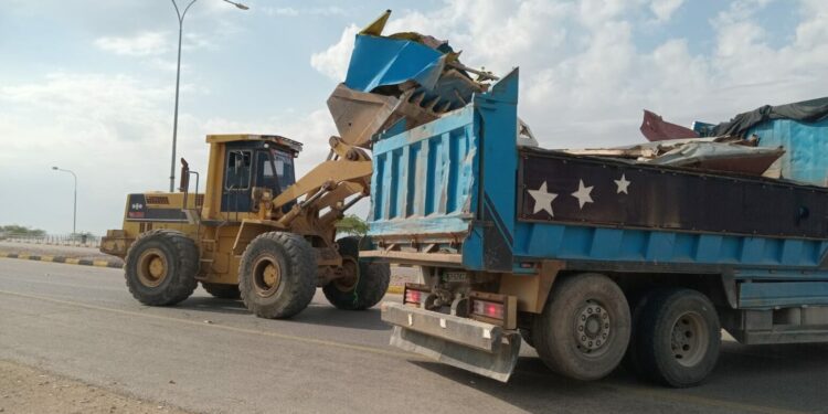 المناطق التنموية تنفذ حملة شاملة لإزالة العشوائيات في البحر الميت