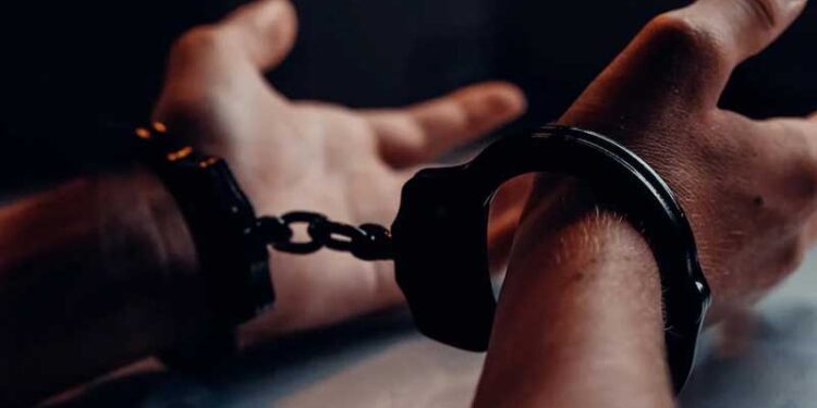 القبض على 4 أشخاص سرقوا 15 ألف دينار من مركبة في اربد