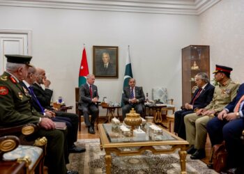 الملك يلتقي رئيس الوزراء الباكستاني في إسلام آباد ويؤكد أهمية توسيع التعاون