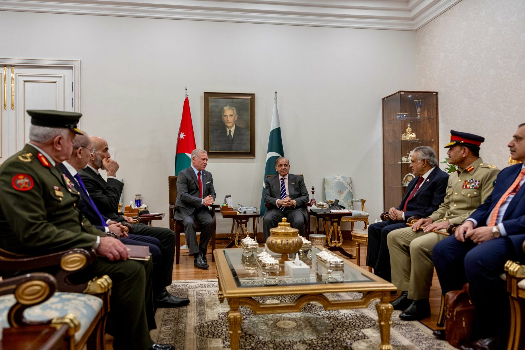 الملك يلتقي رئيس الوزراء الباكستاني في إسلام آباد ويؤكد أهمية توسيع التعاون