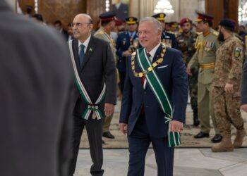 زرداري يمنح الملك أعلى وسام مدني في باكستان