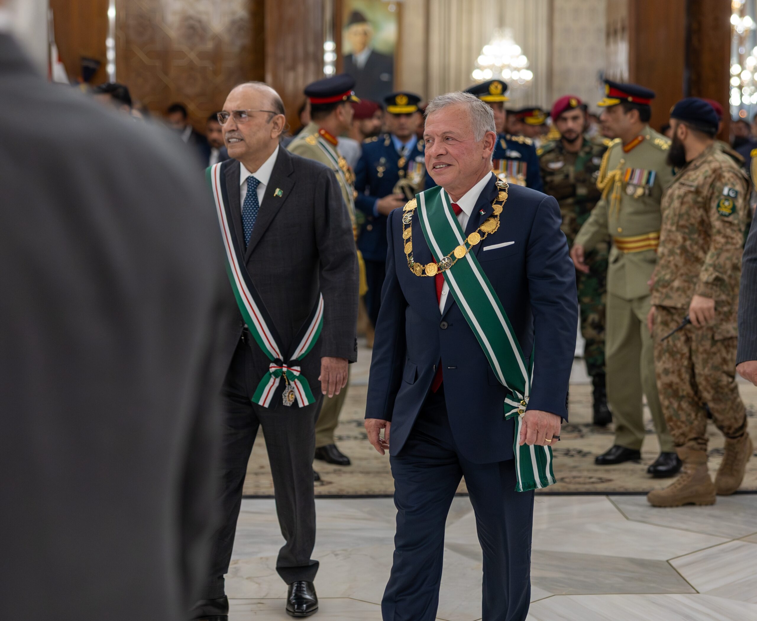 زرداري يمنح الملك أعلى وسام مدني في باكستان