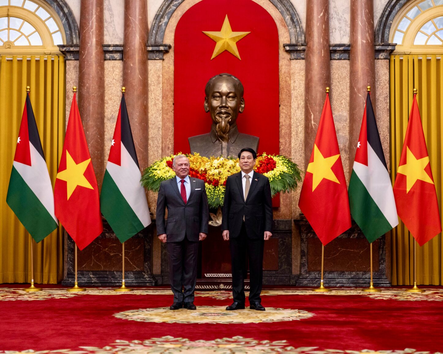 الملك ورئيس فيتنام يعقدان مباحثات في هانوي