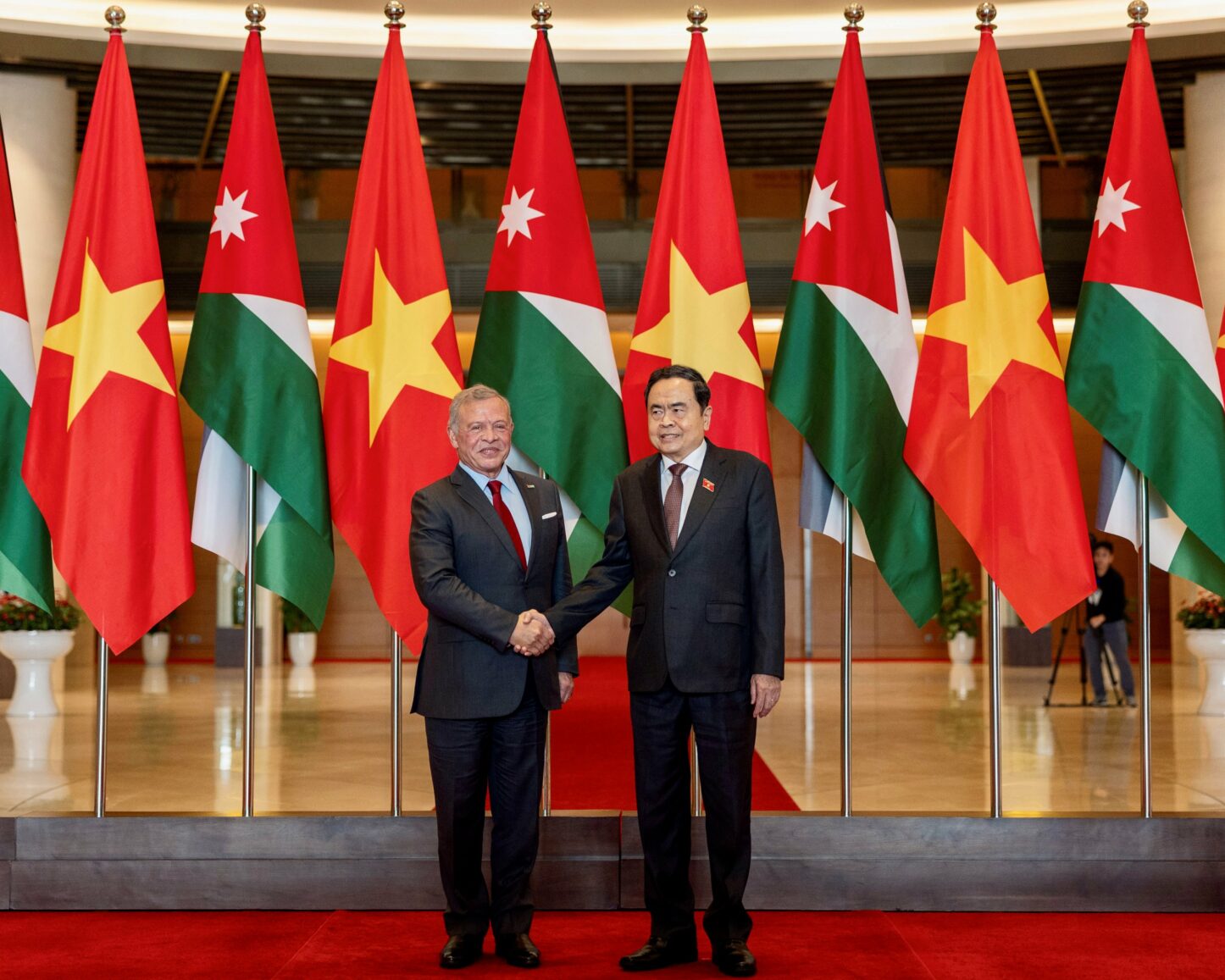 الملك يلتقي رئيس الجمعية الوطنية (البرلمان) في فيتنام