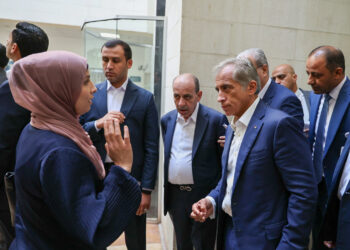 رئيس الوزراء يتفقد مستشفى الزرقاء الحكومي