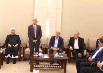 مندوبا عن الملك وولي العهد. العيسوي يعزي آل العواد وآل عباد