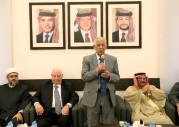 مندوبا عن الملك وولي العهد.. العيسوي يعزي آل السعدون