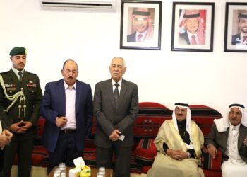 مندوبا عن الملك وولي العهد.. العيسوي يقدم واجب إلى الحنيطي وأبو مهنا والزيود