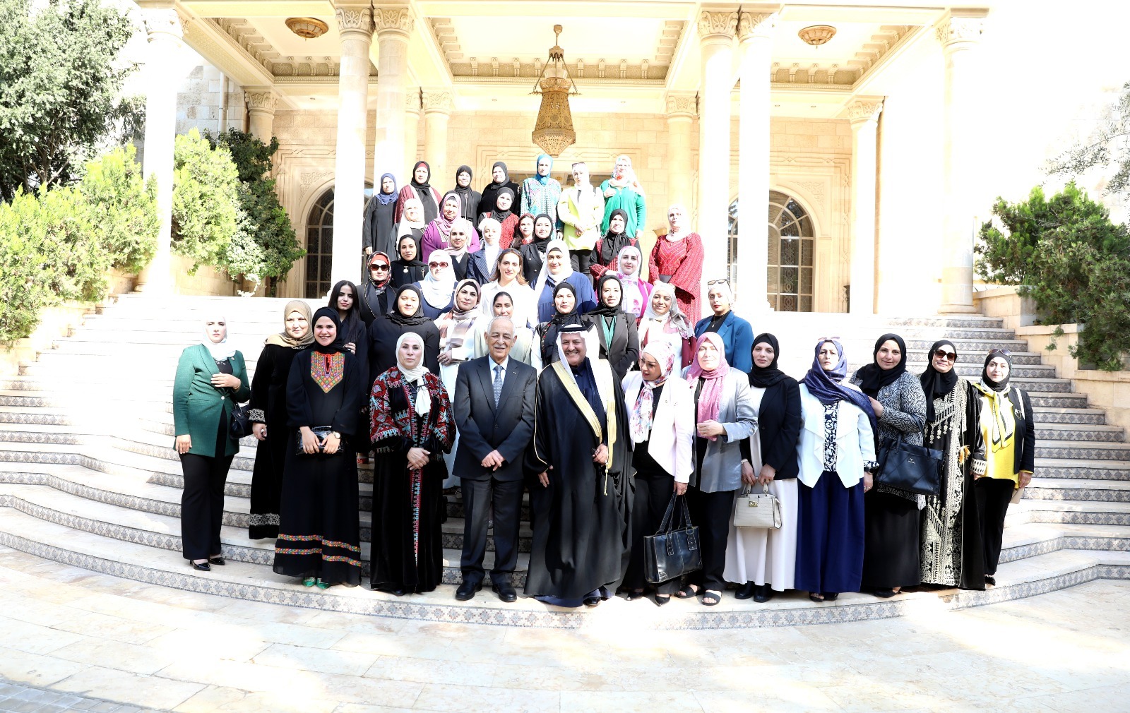 العيسوي يلتقي فعاليات نسائية